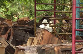 Туляки жалуются на захламленную детскую площадку