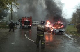 Утром в центре Новомосковска пылал автомобиль. ФОТО