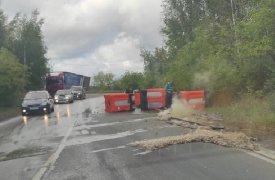 В Тульской области химикаты «украсили» шоссе после ДТП с грузовиком