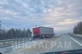 Под Тулой на трассе М-2 фура с пивом потеряла управление: груз разметало по дороге