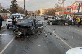 В Плавском районе Mercedes столкнулся с двумя ВАЗами, один человек пострадал