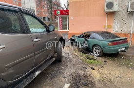 В центре Тулы произошло жесткое тройное ДТП: одна из машин врезалась в угол дома