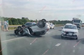 В Туле на М-2 столкнулись Lada XRAY, Lada Vesta и Renault Sandero: пострадал один из водителей