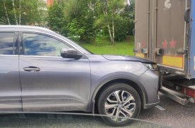 Chery Tiggo и фура не поделили дорогу на Калужском шоссе в Туле
