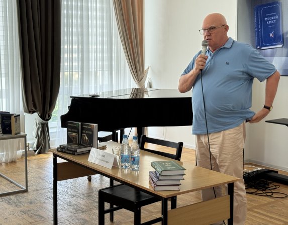 Известный писатель Александр Лапин представил в Волгограде дилогию «Две жизни»