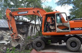 В Пролетарском округе Тулы сносят ветхий дом