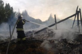 В Тульской области 7 пожарных тушили деревянную постройку