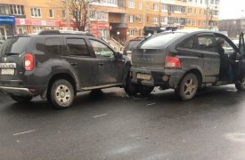 В Туле у «Лагуны» не смогли разъехаться две иномарки