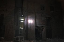 На улице Гражданская в Новомосковске вспыхнуло нежилое здание
