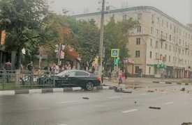 Жуткое ДТП на Красноармейском проспекте в Туле. Иномарка протаранила ограждение