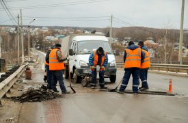 В Туле мост на Щекинском шоссе ремонтирует специализированная мобильная бригада