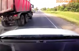 Под Тулой грузовик чуть было не врезался в пассажирский микроавтобус: видео
