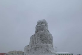 Строительство снеговика на Казанской набережной в Туле: фоторепортаж