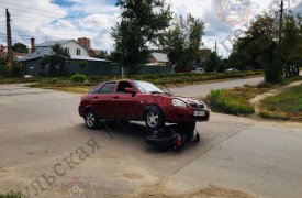 В тульском Мясново Lada сбила скутериста и наехала на скутер