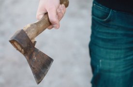 В Дубенском районе неадекватный мужчина угрожал топором врачам и полиции