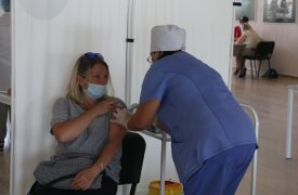 Роспотребнадзор: между прививками от гриппа и COVID-19 должен пройти месяц