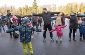 Зарядка вместе с папой: как в Туле отметили День отца