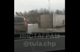 В поселке Иншинский в Туле на обочину опрокинулась фура