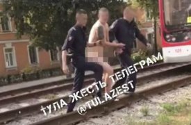 Обнаженный мужчина в носках прогуливался по улице Металлургов в Туле 