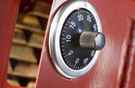 Туляк украл из офиса сейф с 2 млн рублей