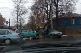 В Туле на ул. Буденного «четверка» смяла капот об «двенашку»