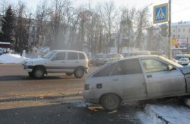 На проспекте Ленина в Туле «Шевроле» врезалась в «ВАЗ»